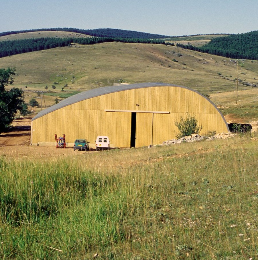 Bâtiment agricole à La Fichade (commune de Vébron) sur le causse Méjean © Guy Grégoire