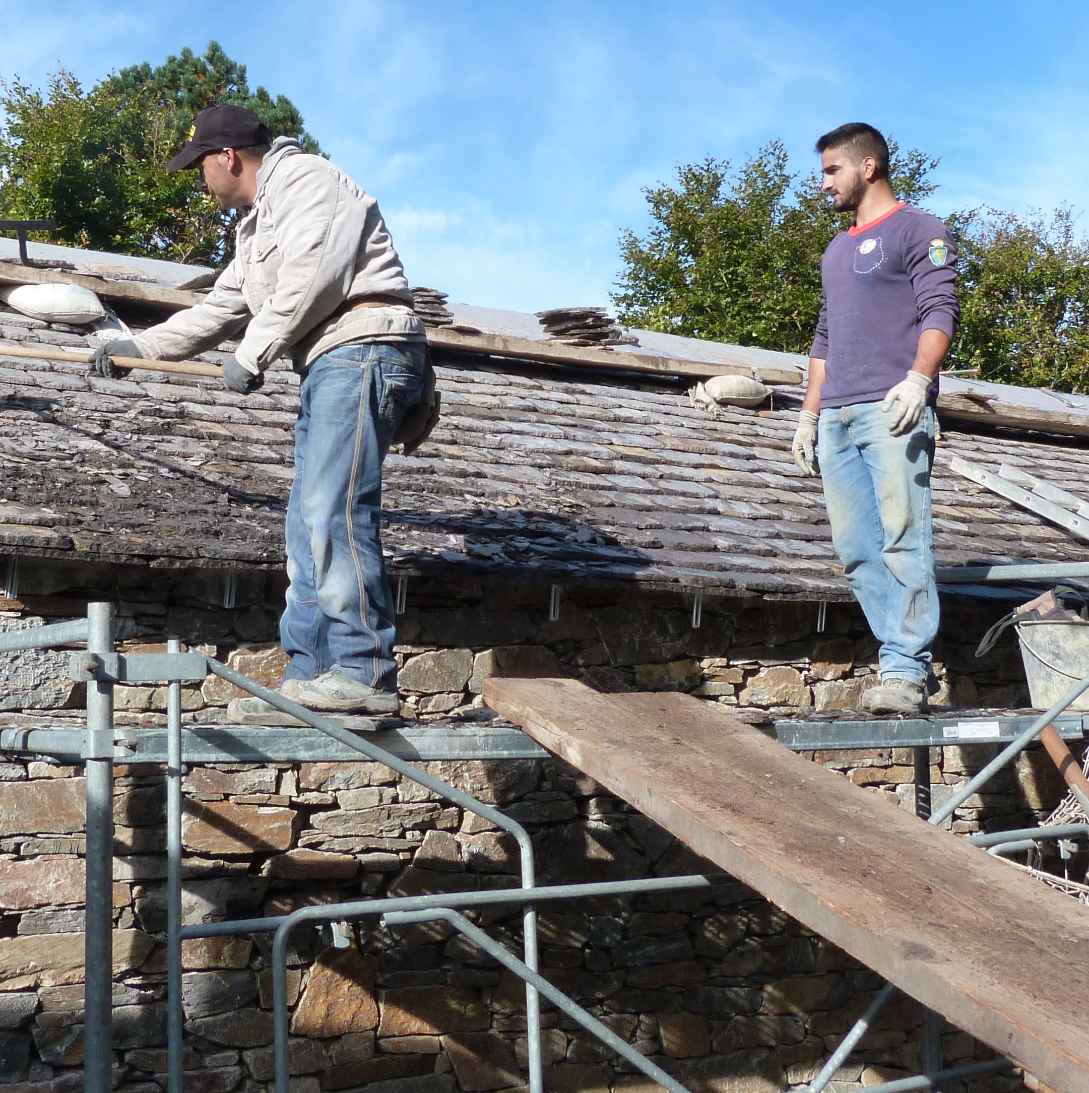 Travaux sur la cabane pastoral de l'Aigoual © Francis Fayet