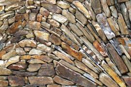 Réalisation en pierre sèche de Roland Mousquès, artisan cévenol © Artisans bâtisseurs en pierres sèches 