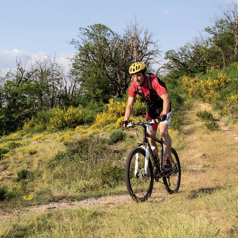 Personne faisant du VTT dans la commune de Pierrefiche © Gaël Karczewski