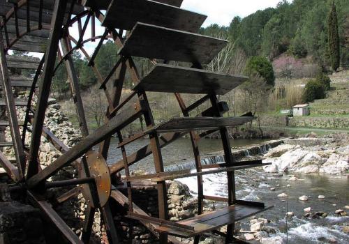 le_gardon_vu_a_travers_la_roue_dun_moulin_a_corbes_dans_le_gard_photo_tiseb.jpg