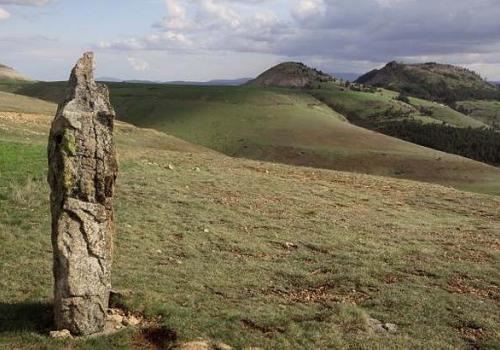 menhir_sur_le_mont_lozere_c_jean-pierre_malafosse_pnc.jpg