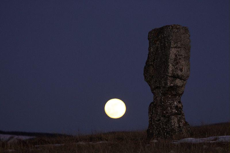 Menhir de la Barelle et lever de lune 
