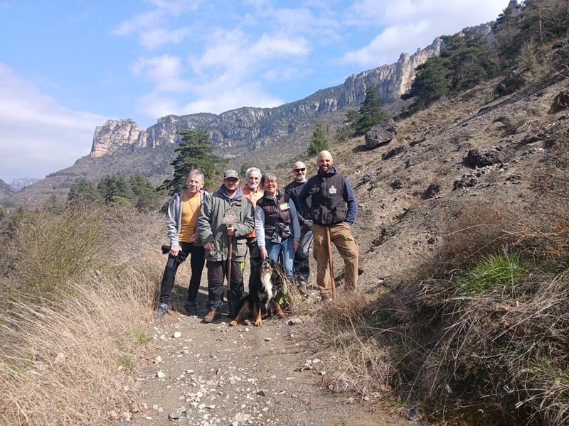 des agents et des vttistes sur une piste de vtt sauvage réhabilitée
