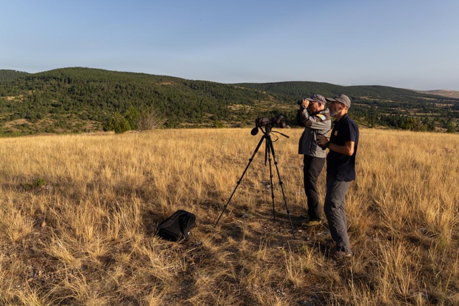 2 agents observent sur le causse mejean