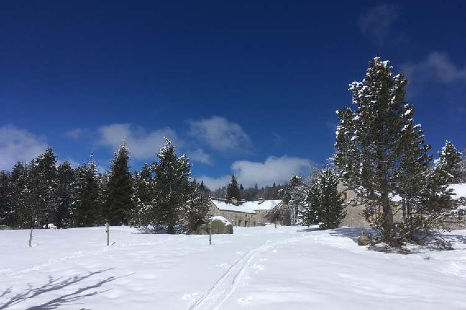 le_village_de_gites_du_mas_de_la_barque_sous_la_neige_c_mas_de_la_barque.jpg