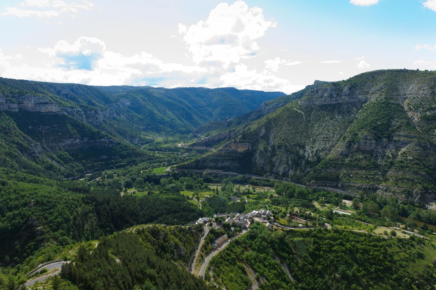 vue_sur_le_village_de_montbrun_et_les_gorges_du_tarn_bouissou_arnaud_terra_ministere_de_lenvironnement.jpg