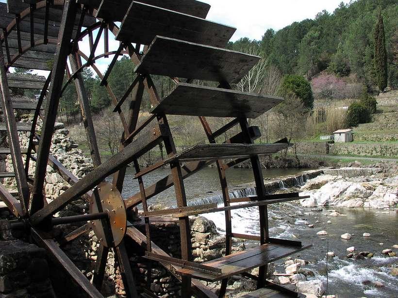 le_gardon_vu_a_travers_la_roue_dun_moulin_a_corbes_dans_le_gard_photo_tiseb.jpg