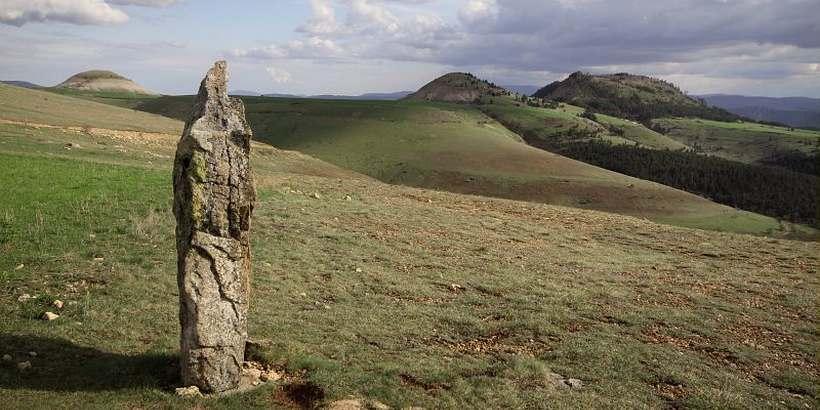 menhir_sur_le_mont_lozere_c_jean-pierre_malafosse_pnc.jpg