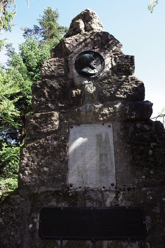 stele-charles-flahaut-de-larboretum-de-lhort-de-dieu.jpg.800x800_q85_watermark-d41d8cd98f00b204e9800998ecf8427e.jpg